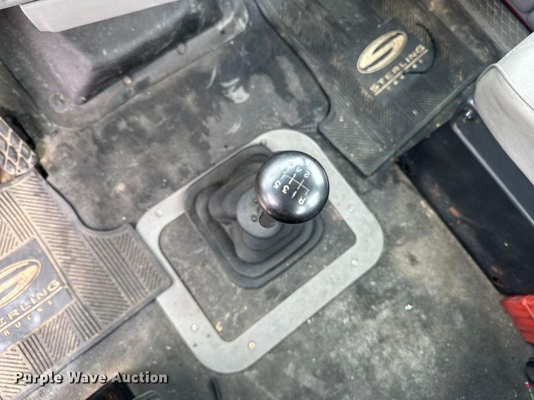 image for item EA2332 1997 Ford L8501 truck cab and chassis