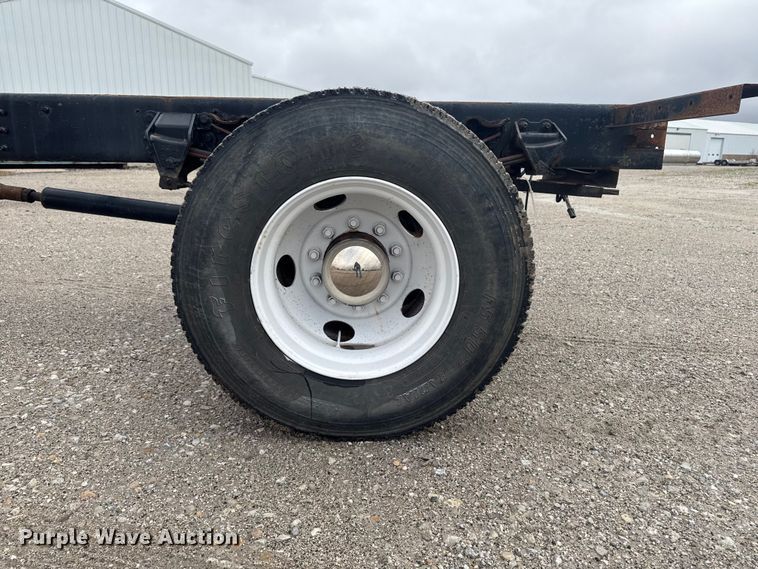 image for item EA2332 1997 Ford L8501 truck cab and chassis