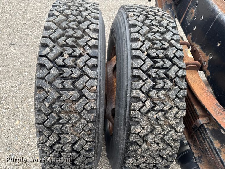 image for item EA2332 1997 Ford L8501 truck cab and chassis