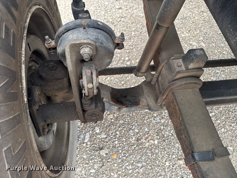 image for item EA2332 1997 Ford L8501 truck cab and chassis