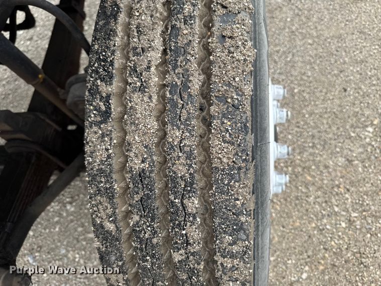 image for item EA2332 1997 Ford L8501 truck cab and chassis