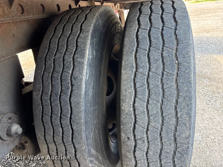 image for item EA4643 2006 Utility VS2DC dry van trailer