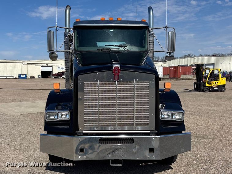 image for item EA4730 2015 Kenworth T8 Series semi truck