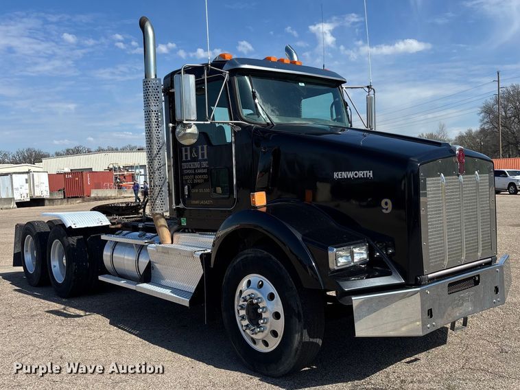 image for item EA4730 2015 Kenworth T8 Series semi truck