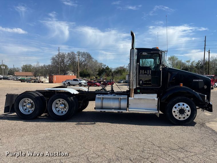 image for item EA4730 2015 Kenworth T8 Series semi truck
