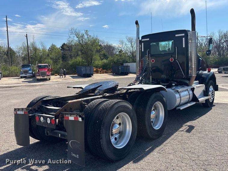 image for item EA4730 2015 Kenworth T8 Series semi truck