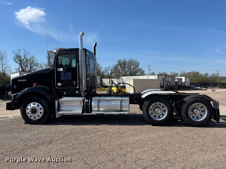 image for item EA4730 2015 Kenworth T8 Series semi truck