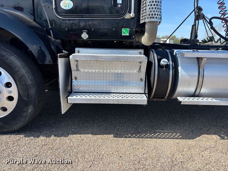 image for item EA4730 2015 Kenworth T8 Series semi truck