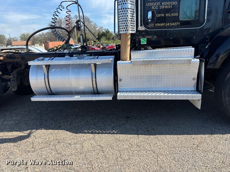 image for item EA4730 2015 Kenworth T8 Series semi truck