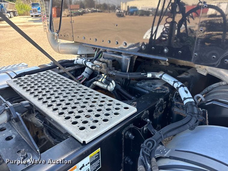 image for item EA4730 2015 Kenworth T8 Series semi truck