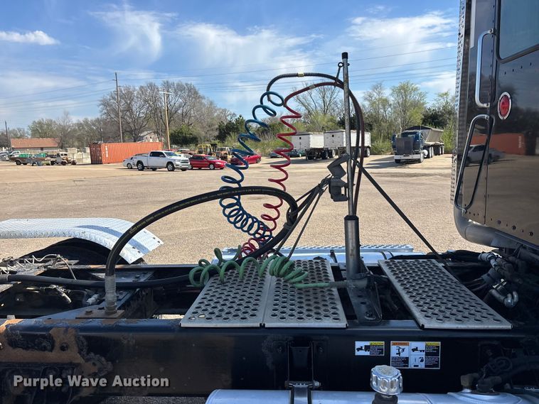 image for item EA4730 2015 Kenworth T8 Series semi truck