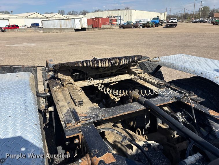 image for item EA4730 2015 Kenworth T8 Series semi truck