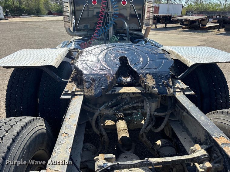 image for item EA4730 2015 Kenworth T8 Series semi truck