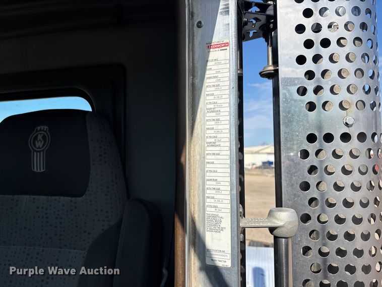 image for item EA4730 2015 Kenworth T8 Series semi truck