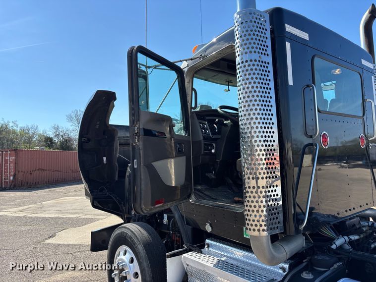 image for item EA4730 2015 Kenworth T8 Series semi truck