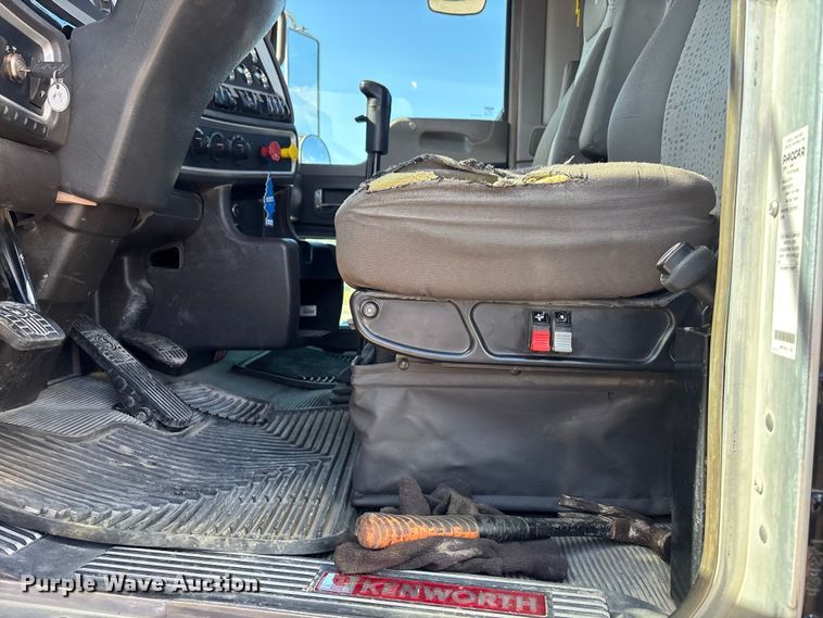 image for item EA4730 2015 Kenworth T8 Series semi truck