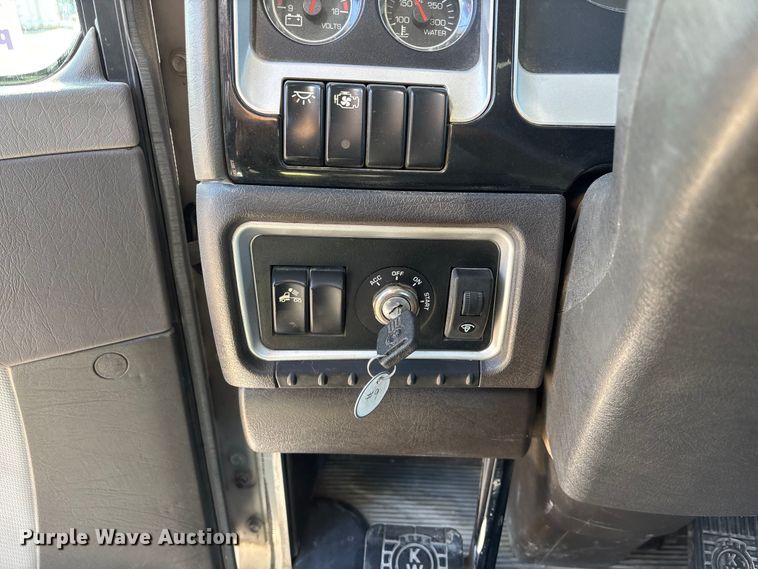 image for item EA4730 2015 Kenworth T8 Series semi truck