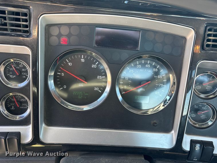 image for item EA4730 2015 Kenworth T8 Series semi truck