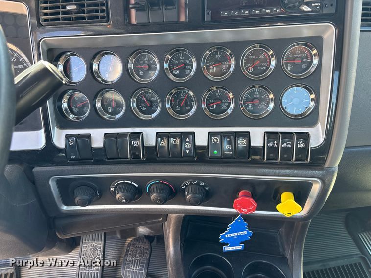 image for item EA4730 2015 Kenworth T8 Series semi truck