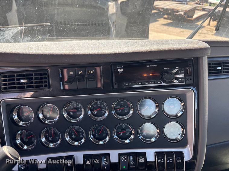 image for item EA4730 2015 Kenworth T8 Series semi truck