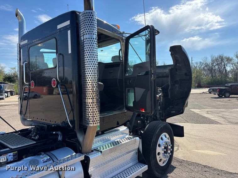 image for item EA4730 2015 Kenworth T8 Series semi truck