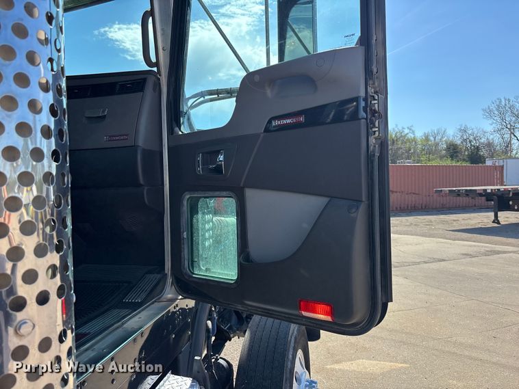 image for item EA4730 2015 Kenworth T8 Series semi truck