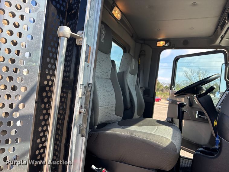 image for item EA4730 2015 Kenworth T8 Series semi truck