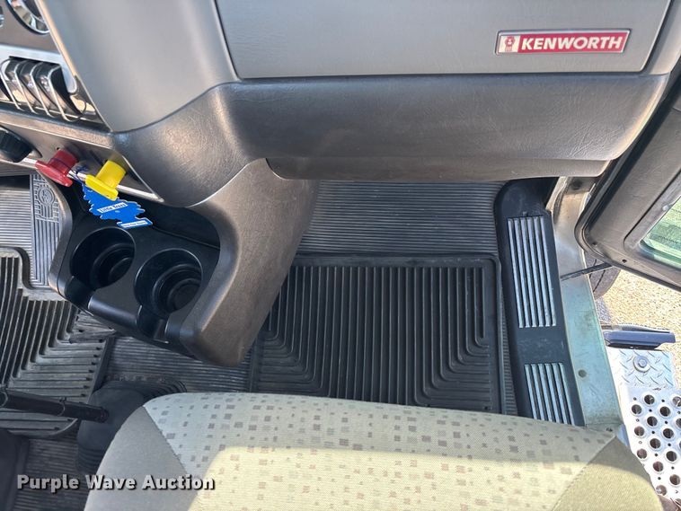 image for item EA4730 2015 Kenworth T8 Series semi truck