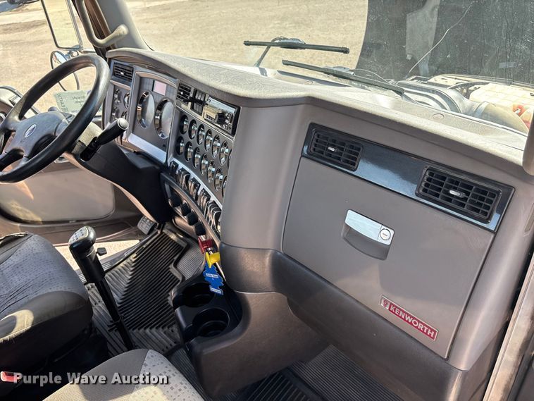 image for item EA4730 2015 Kenworth T8 Series semi truck