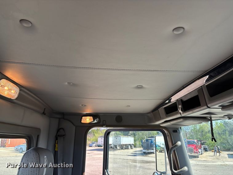 image for item EA4730 2015 Kenworth T8 Series semi truck