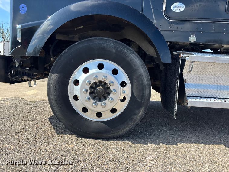 image for item EA4730 2015 Kenworth T8 Series semi truck