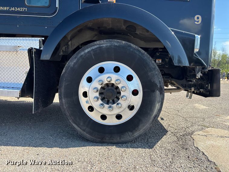 image for item EA4730 2015 Kenworth T8 Series semi truck