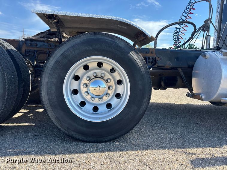 image for item EA4730 2015 Kenworth T8 Series semi truck