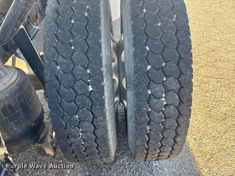 image for item EA4730 2015 Kenworth T8 Series semi truck