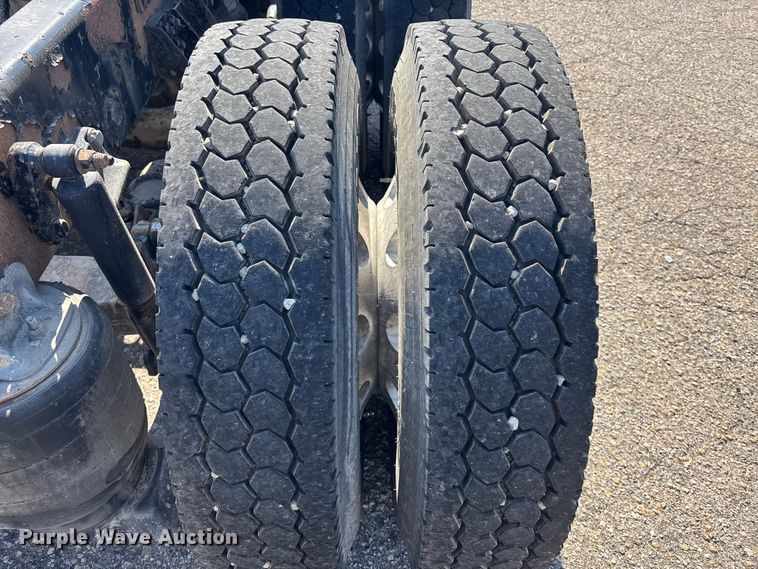 image for item EA4730 2015 Kenworth T8 Series semi truck