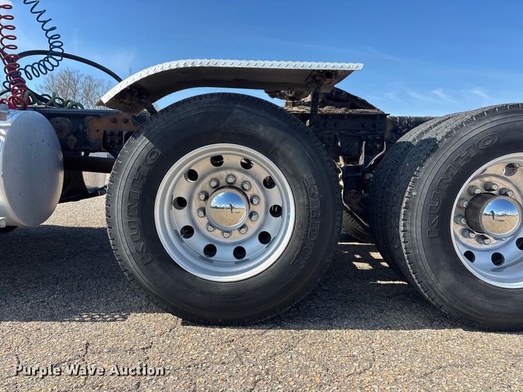 image for item EA4730 2015 Kenworth T8 Series semi truck