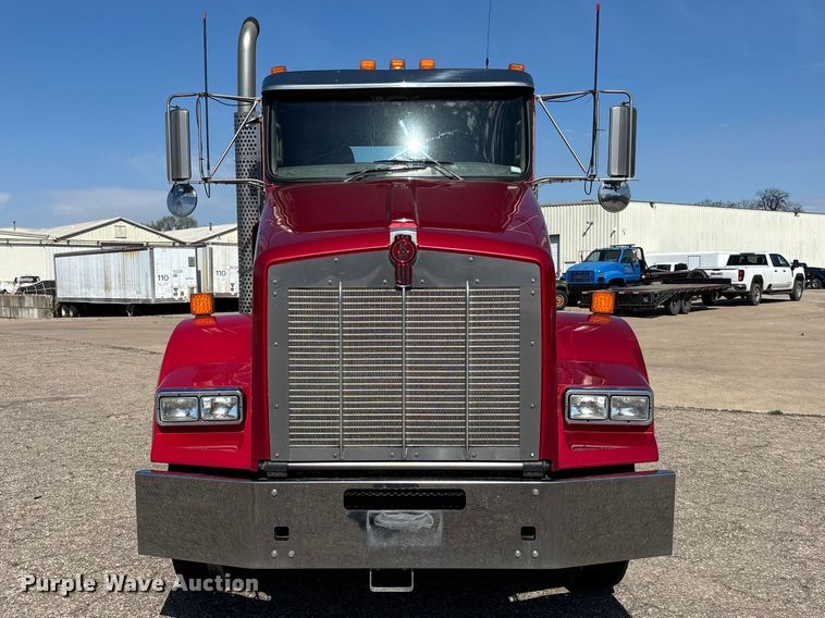 image for item EA4732 2017 Kenworth T8 Series semi truck