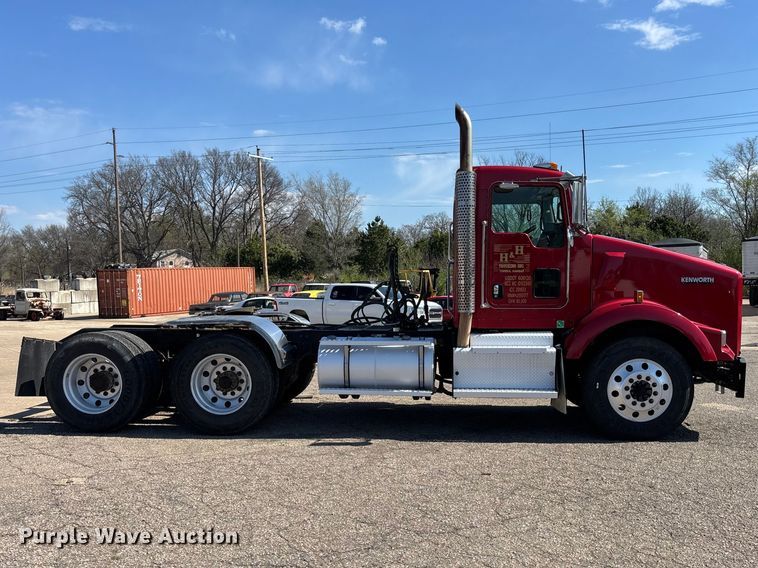 image for item EA4732 2017 Kenworth T8 Series semi truck