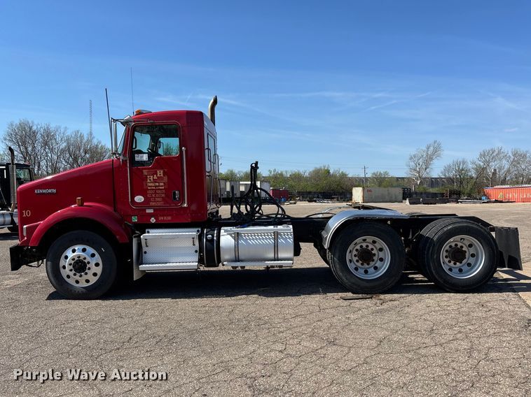 image for item EA4732 2017 Kenworth T8 Series semi truck