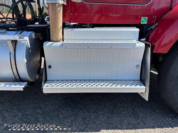 image for item EA4732 2017 Kenworth T8 Series semi truck