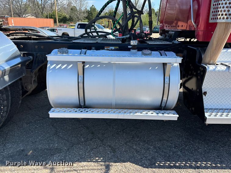 image for item EA4732 2017 Kenworth T8 Series semi truck