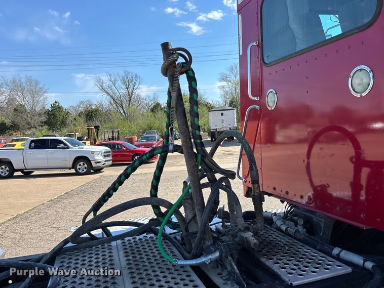 image for item EA4732 2017 Kenworth T8 Series semi truck