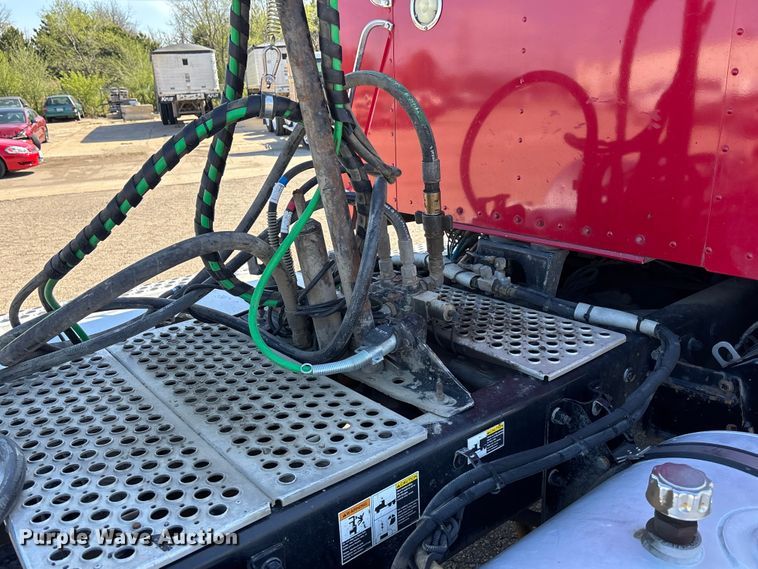 image for item EA4732 2017 Kenworth T8 Series semi truck