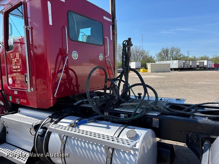 image for item EA4732 2017 Kenworth T8 Series semi truck