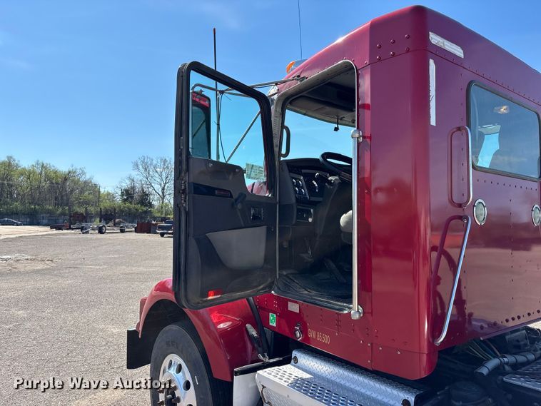 image for item EA4732 2017 Kenworth T8 Series semi truck