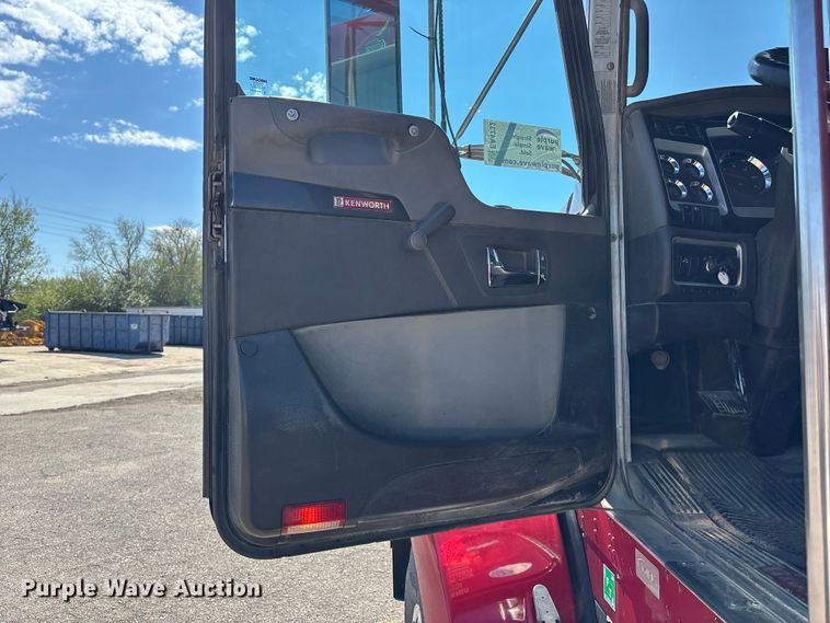 image for item EA4732 2017 Kenworth T8 Series semi truck