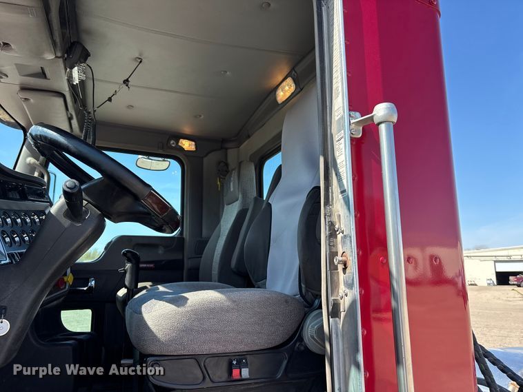 image for item EA4732 2017 Kenworth T8 Series semi truck