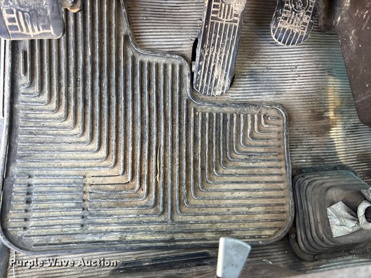 image for item EA4732 2017 Kenworth T8 Series semi truck