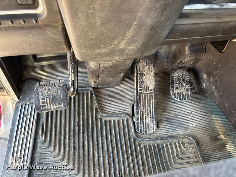 image for item EA4732 2017 Kenworth T8 Series semi truck