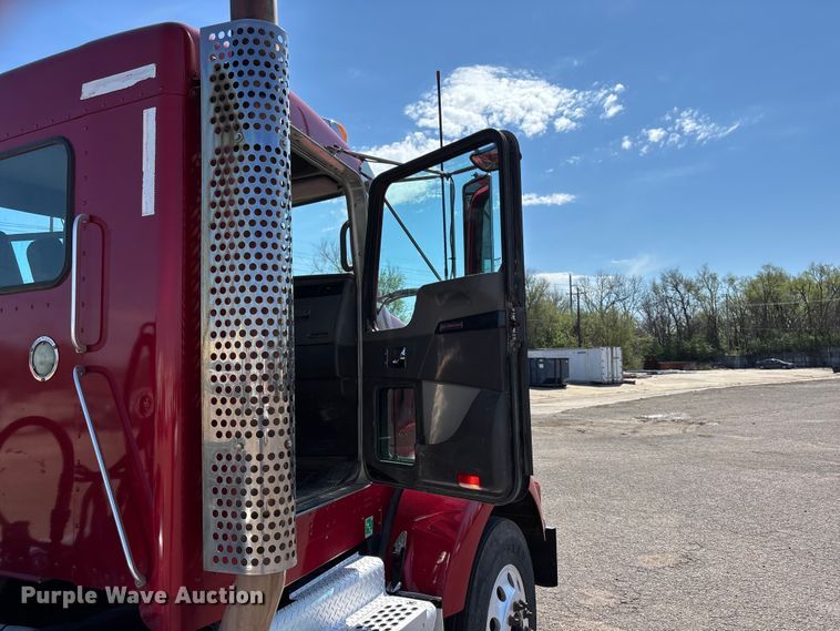 image for item EA4732 2017 Kenworth T8 Series semi truck